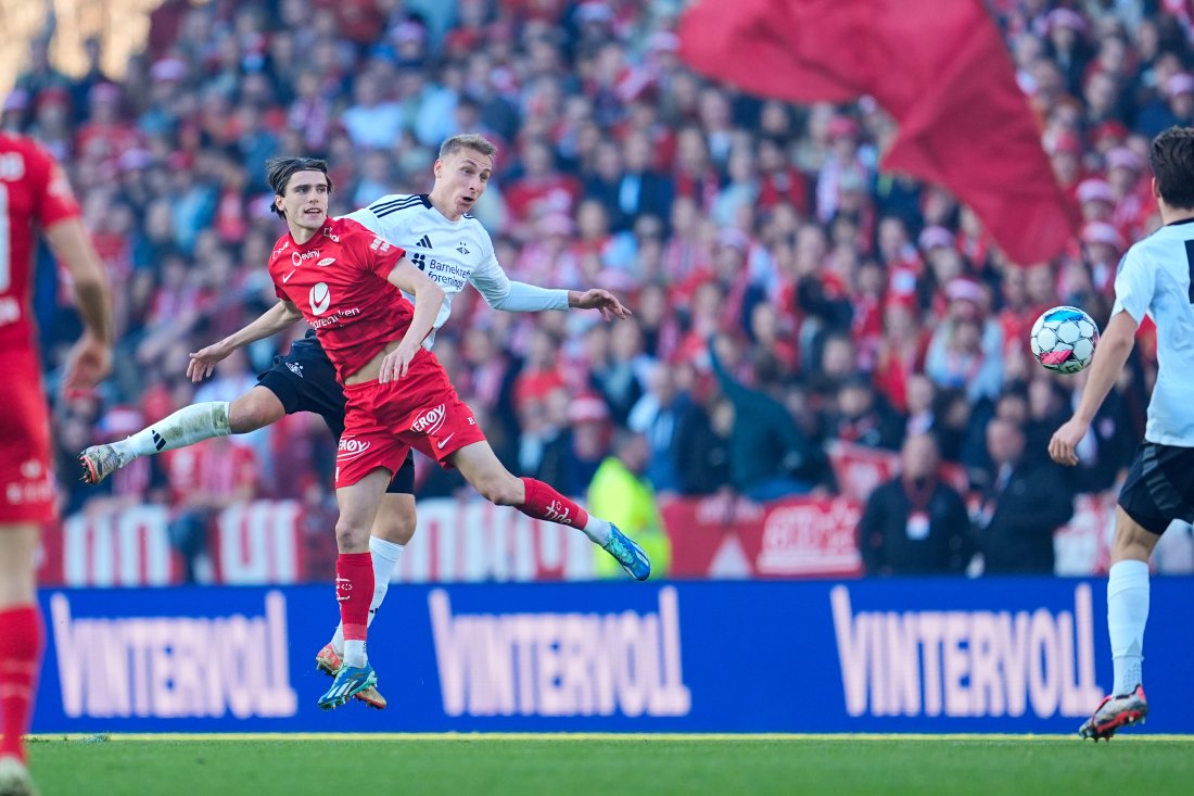 DUELLKRIG: Rosenborg mot Brann ble en kamp med mange tøffe dueller. 