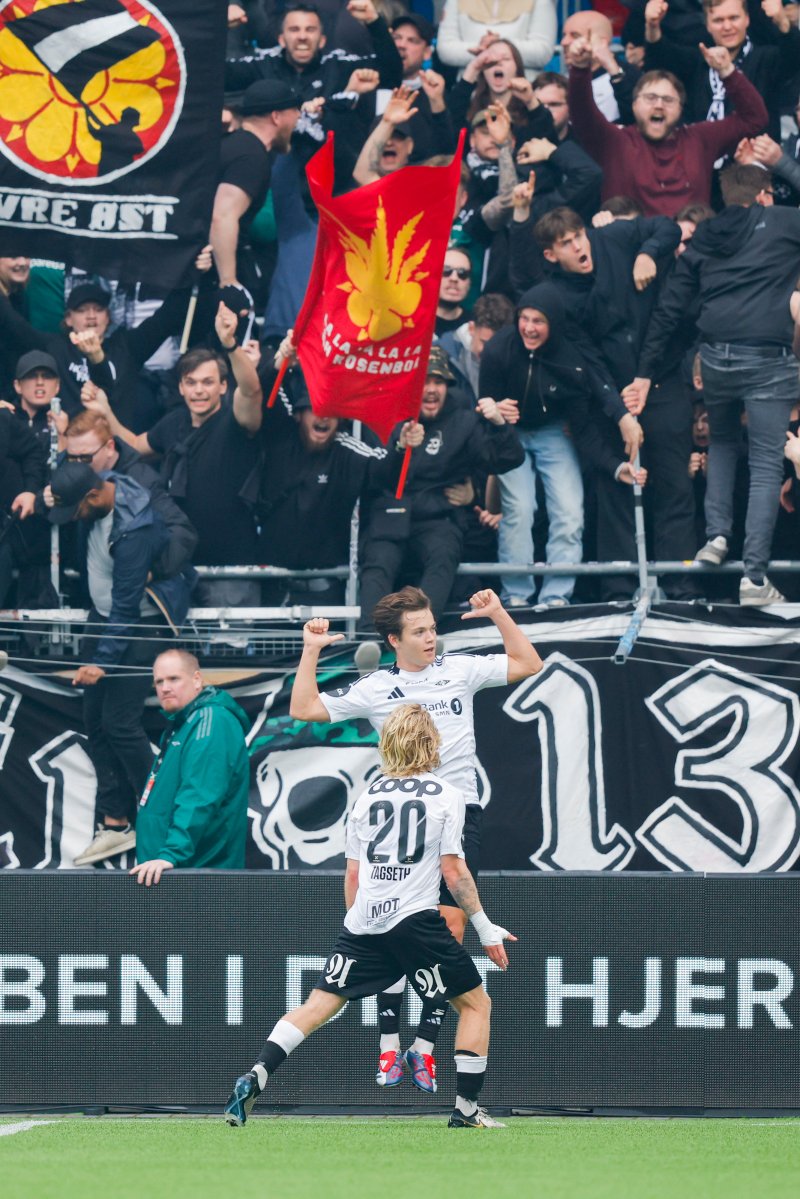 Sverre Nypan jubler foran supporterne på tribunen, etter at han utliknet til 1-1.
